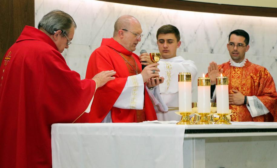 Policiais militares são abençoados durante Missa de Ação de Graças em comemoração aos 165 anos da PM