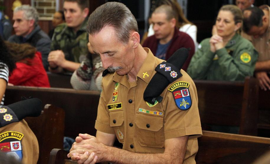 Policiais militares são abençoados durante Missa de Ação de Graças em comemoração aos 165 anos da PM
