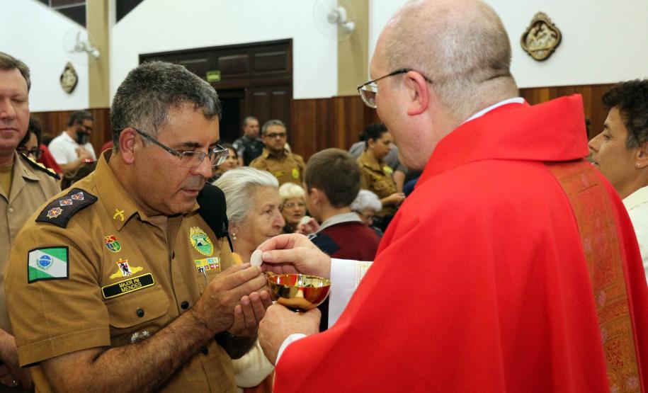 Policiais militares são abençoados durante Missa de Ação de Graças em comemoração aos 165 anos da PM