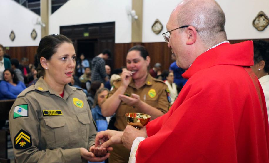 Policiais militares são abençoados durante Missa de Ação de Graças em comemoração aos 165 anos da PM