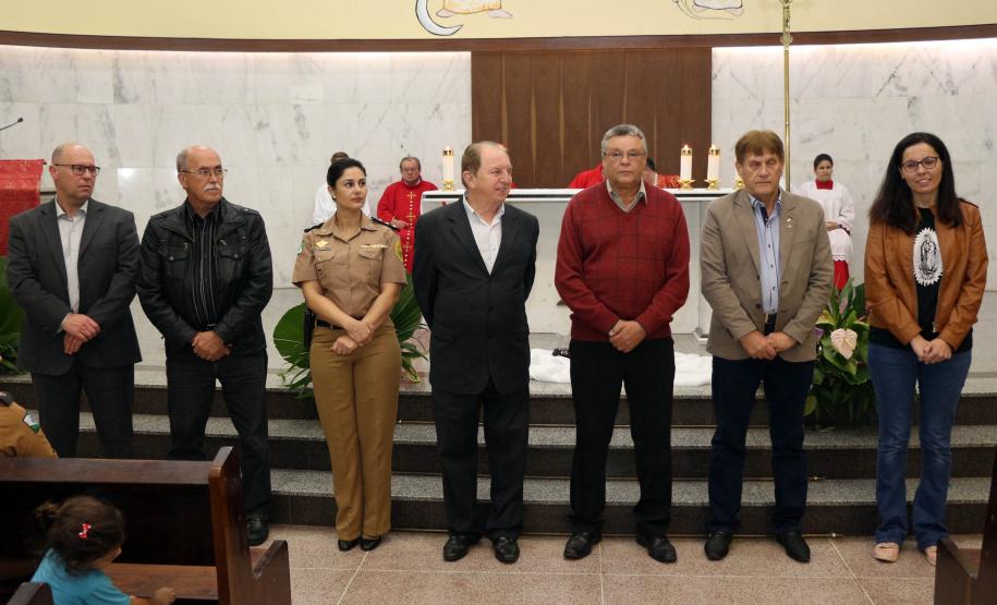 Policiais militares são abençoados durante Missa de Ação de Graças em comemoração aos 165 anos da PM