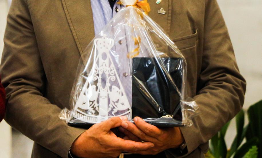 Policiais militares são abençoados durante Missa de Ação de Graças em comemoração aos 165 anos da PM