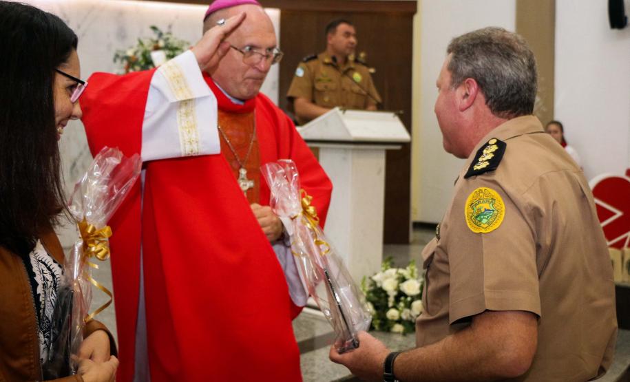 Policiais militares são abençoados durante Missa de Ação de Graças em comemoração aos 165 anos da PM