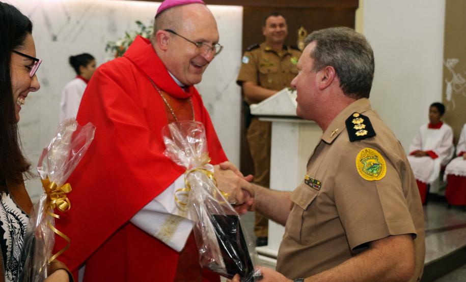 Policiais militares são abençoados durante Missa de Ação de Graças em comemoração aos 165 anos da PM