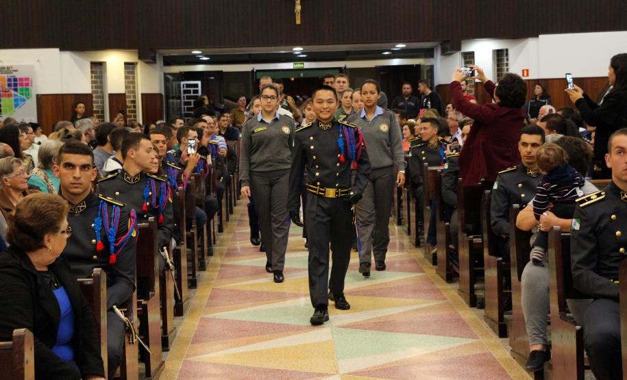 Policiais militares são abençoados durante Missa de Ação de Graças em comemoração aos 165 anos da PM