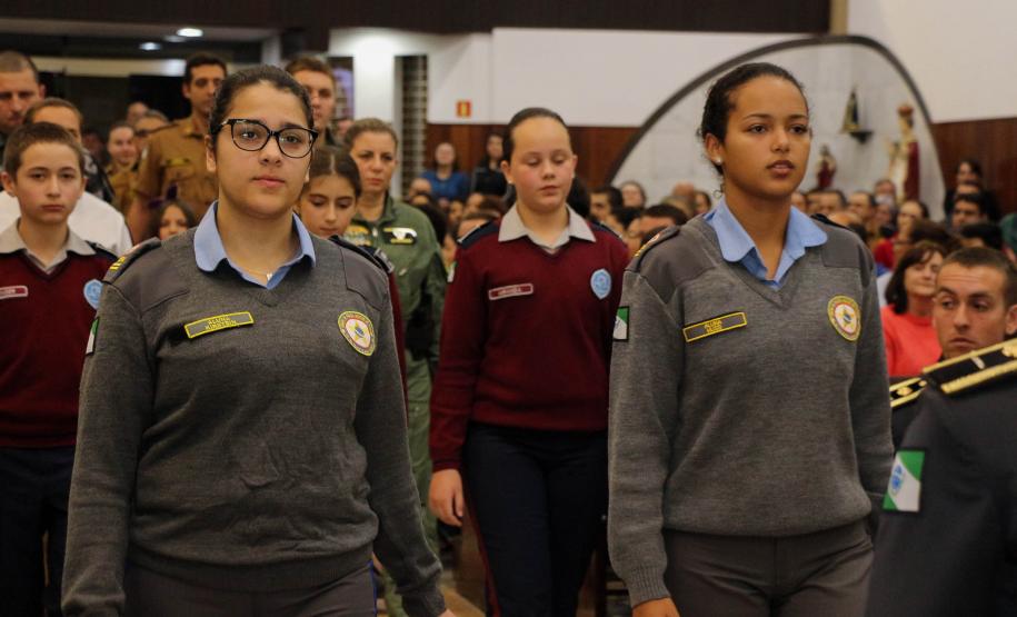 Policiais militares são abençoados durante Missa de Ação de Graças em comemoração aos 165 anos da PM