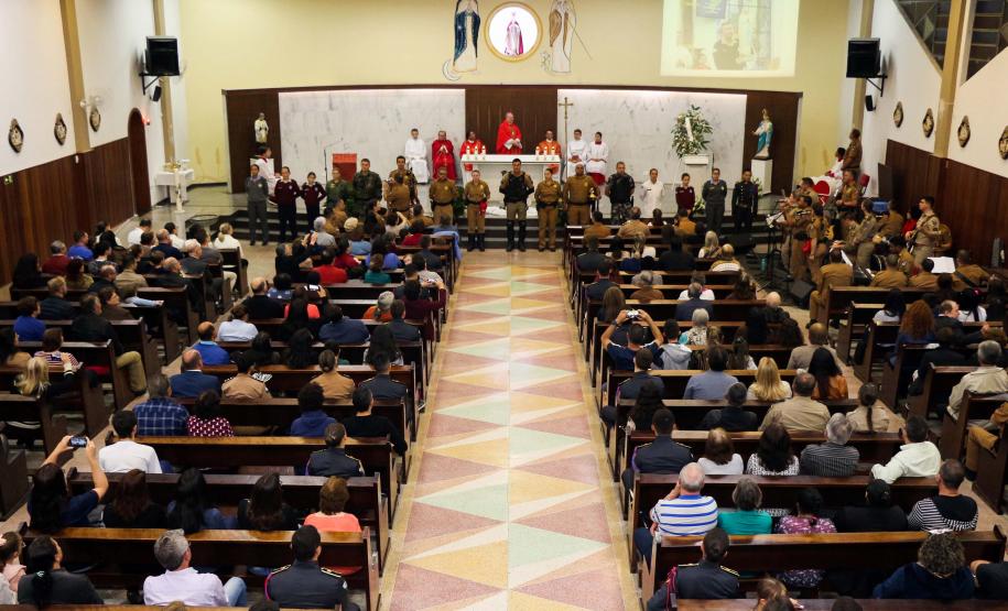 Policiais militares são abençoados durante Missa de Ação de Graças em comemoração aos 165 anos da PM