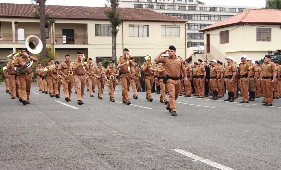 Polícia Militar homenageia praças promovidos com entrega de homenagem e certificados em Curitiba
