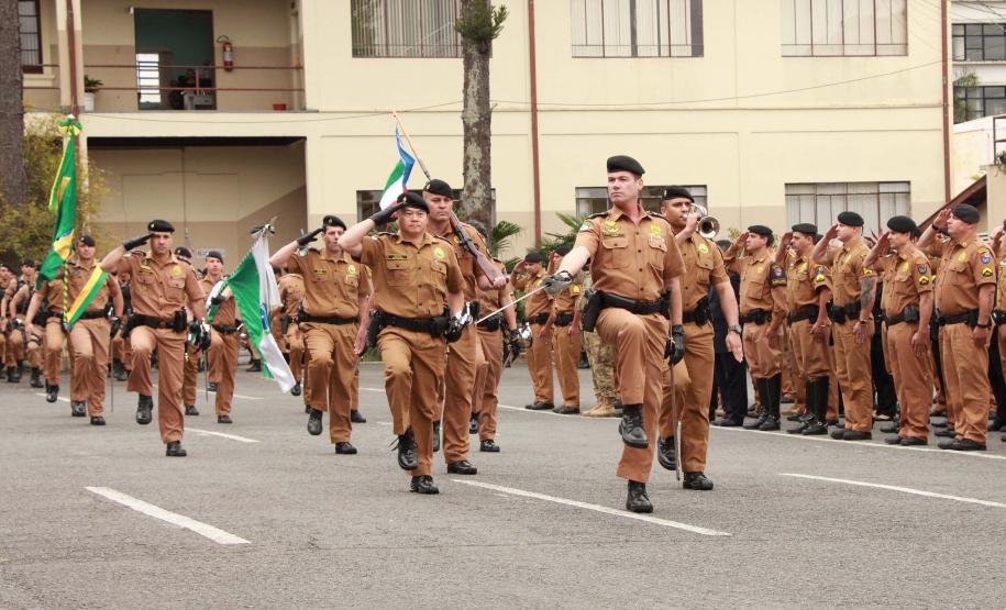 Polícia Militar homenageia praças promovidos com entrega de homenagem e certificados em Curitiba