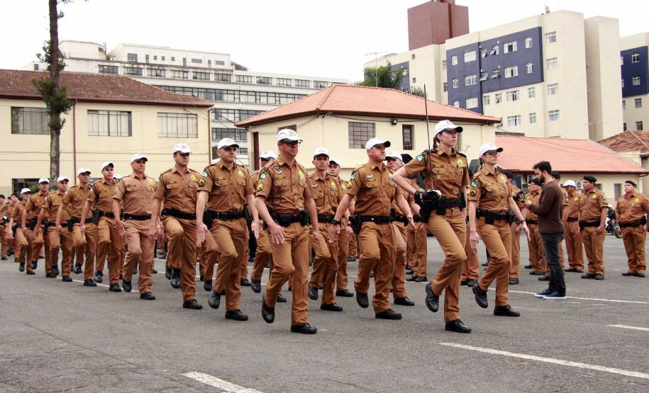 Polícia Militar homenageia praças promovidos com entrega de homenagem e certificados em Curitiba