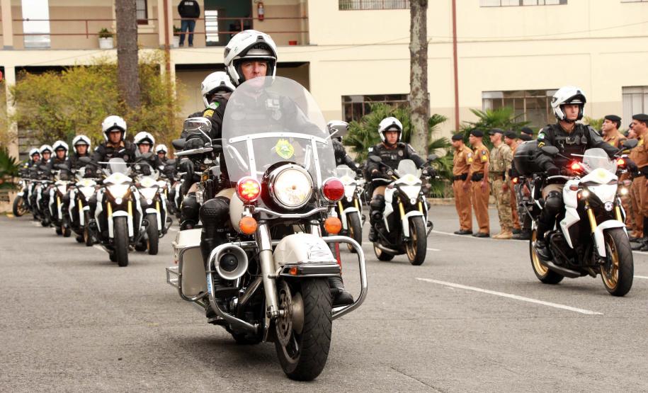 Polícia Militar homenageia praças promovidos com entrega de homenagem e certificados em Curitiba
