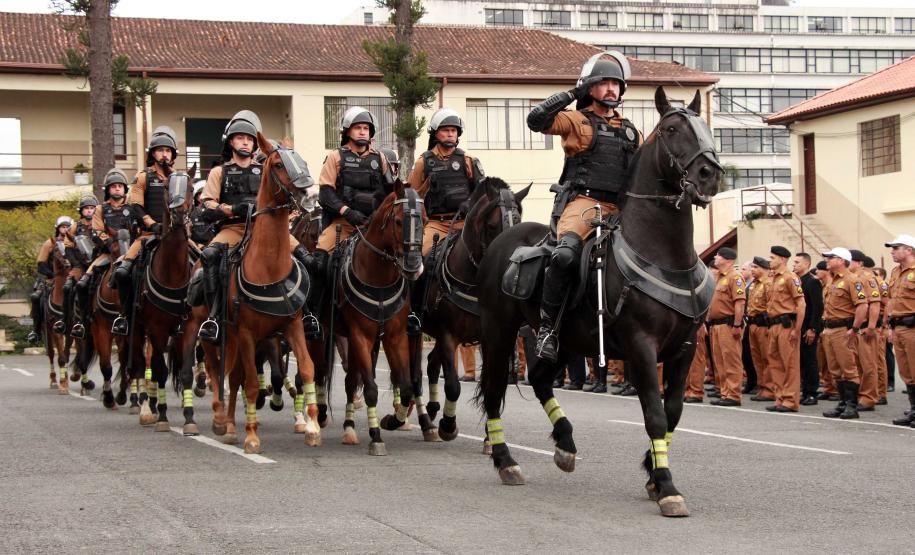 Polícia Militar homenageia praças promovidos com entrega de homenagem e certificados em Curitiba