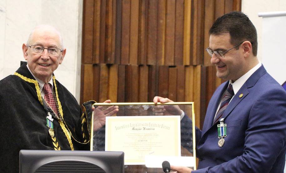 Academia de Letras da PM completa um ano com seção solene na ALEP, em Curitiba