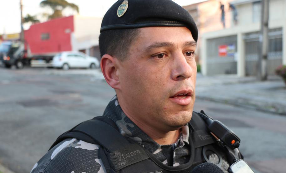 Após 35 anos de serviço, sargento da RONE recebe homenagem de policiais na sua casa em Curitiba