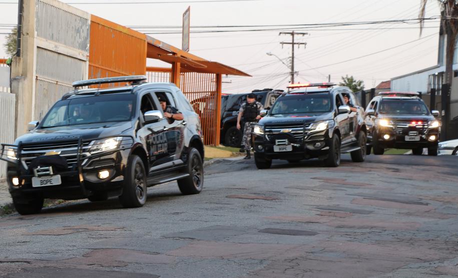 Após 35 anos de serviço, sargento da RONE recebe homenagem de policiais na sua casa em Curitiba