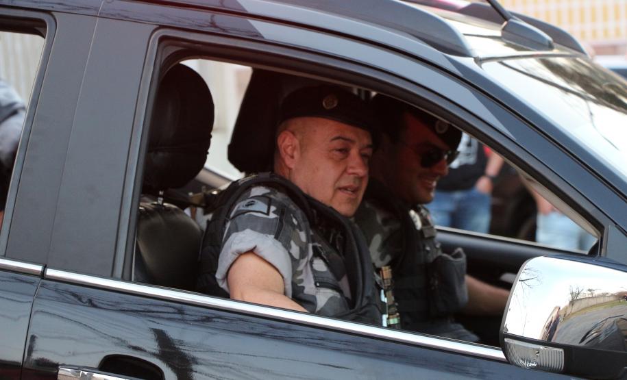 Após 35 anos de serviço, sargento da RONE recebe homenagem de policiais na sua casa em Curitiba