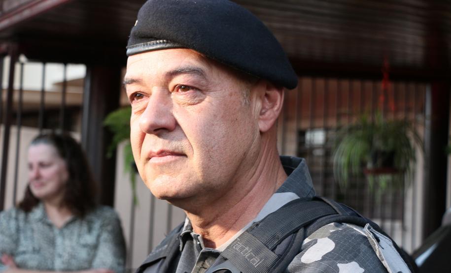 Após 35 anos de serviço, sargento da RONE recebe homenagem de policiais na sua casa em Curitiba