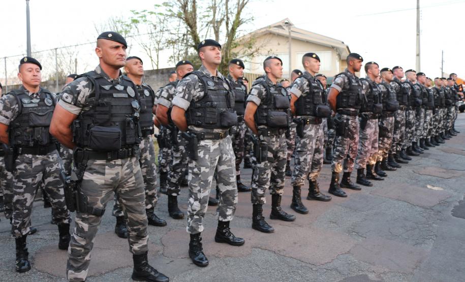 Após 35 anos de serviço, sargento da RONE recebe homenagem de policiais na sua casa em Curitiba
