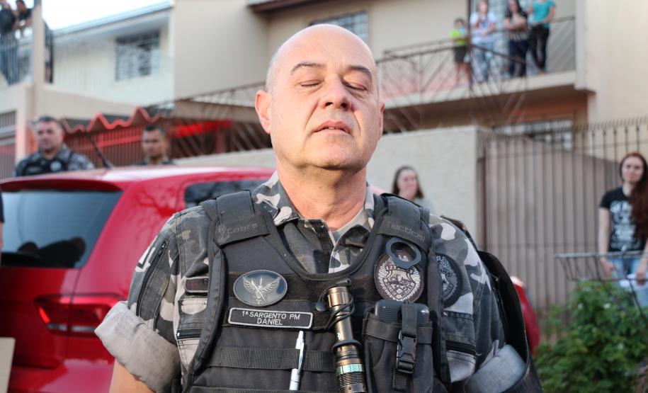 Após 35 anos de serviço, sargento da RONE recebe homenagem de policiais na sua casa em Curitiba