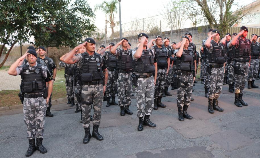 Após 35 anos de serviço, sargento da RONE recebe homenagem de policiais na sua casa em Curitiba