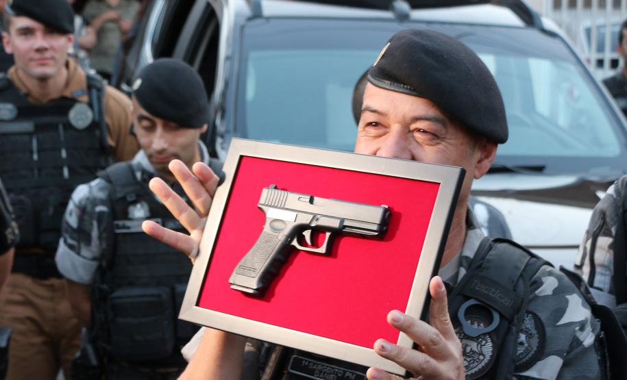 Após 35 anos de serviço, sargento da RONE recebe homenagem de policiais na sua casa em Curitiba