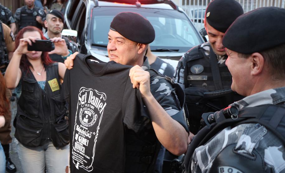 Após 35 anos de serviço, sargento da RONE recebe homenagem de policiais na sua casa em Curitiba