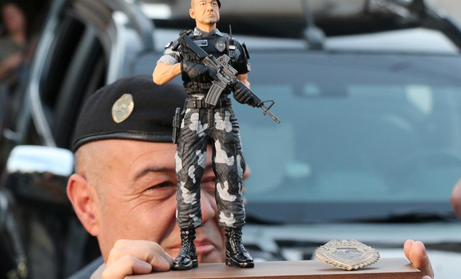 Após 35 anos de serviço, sargento da RONE recebe homenagem de policiais na sua casa em Curitiba