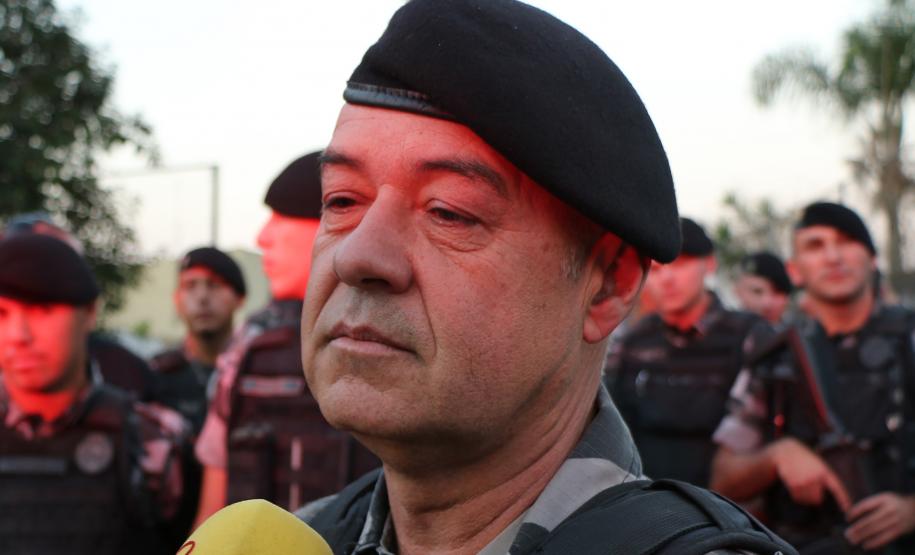 Após 35 anos de serviço, sargento da RONE recebe homenagem de policiais na sua casa em Curitiba