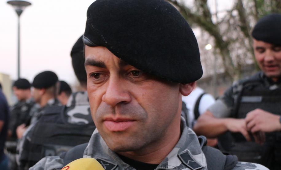 Após 35 anos de serviço, sargento da RONE recebe homenagem de policiais na sua casa em Curitiba