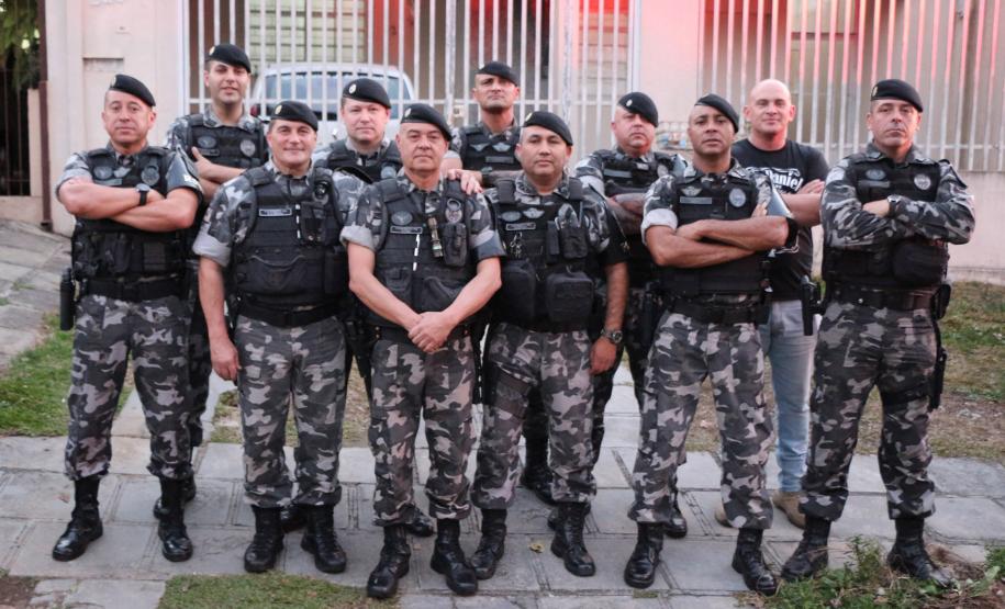 Após 35 anos de serviço, sargento da RONE recebe homenagem de policiais na sua casa em Curitiba