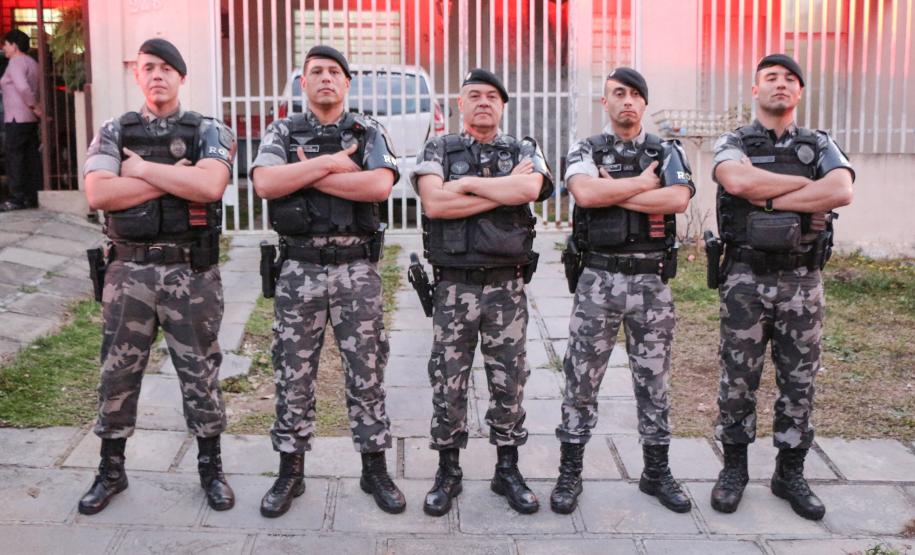 Após 35 anos de serviço, sargento da RONE recebe homenagem de policiais na sua casa em Curitiba