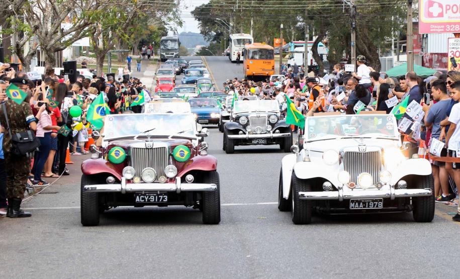 PM participa do desfile cívico-militar da Regional Fazendinha/Portão em Curitiba