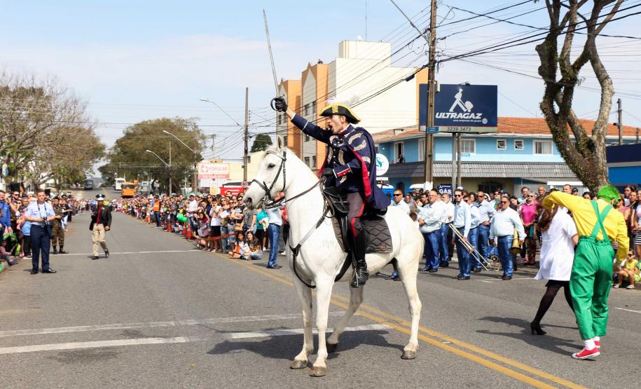 PM participa do desfile cívico-militar da Regional Fazendinha/Portão em Curitiba