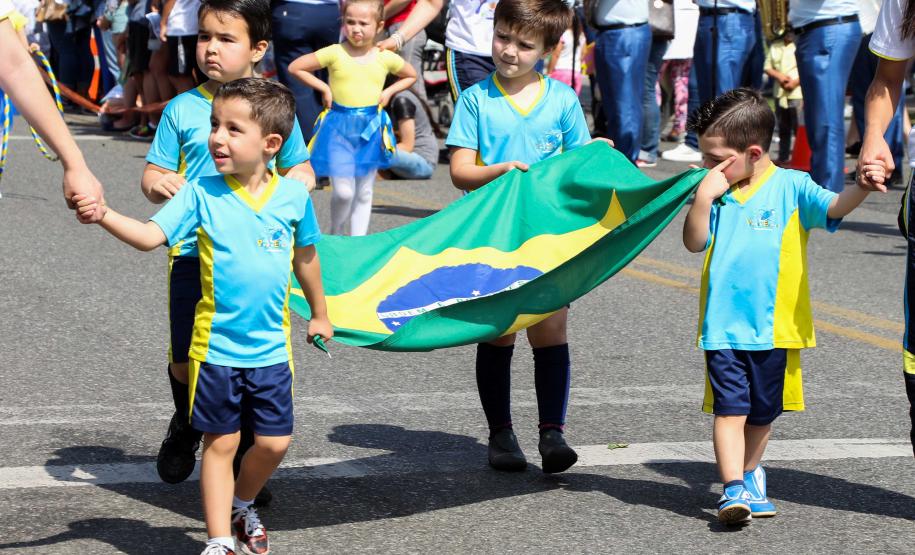 PM participa do desfile cívico-militar da Regional Fazendinha/Portão em Curitiba