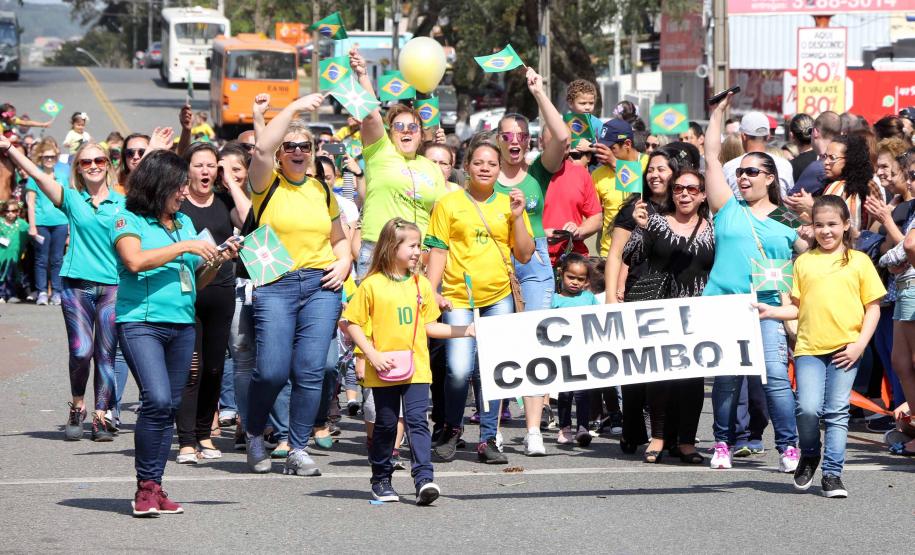 PM participa do desfile cívico-militar da Regional Fazendinha/Portão em Curitiba