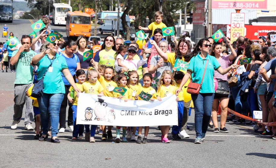 PM participa do desfile cívico-militar da Regional Fazendinha/Portão em Curitiba