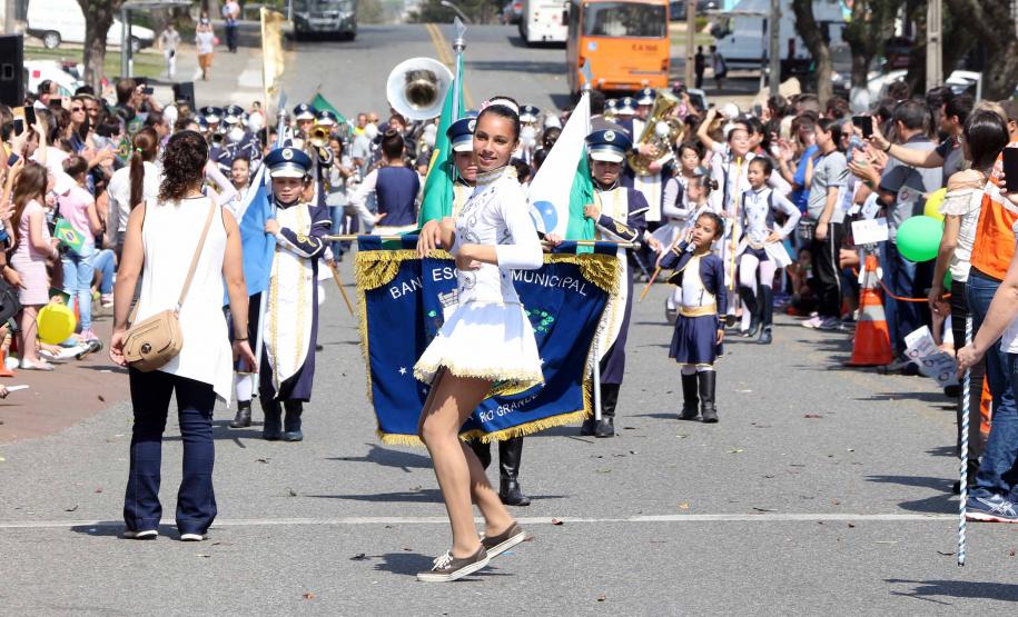 PM participa do desfile cívico-militar da Regional Fazendinha/Portão em Curitiba