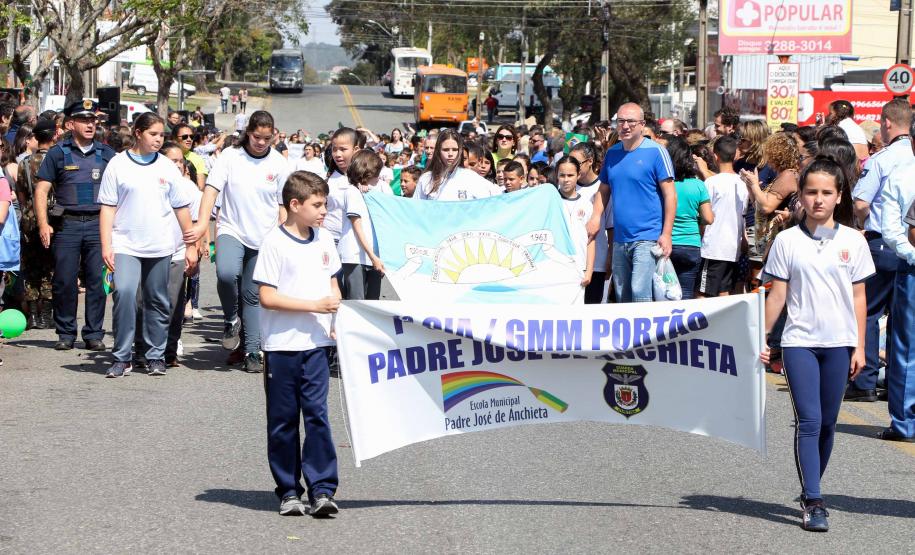 PM participa do desfile cívico-militar da Regional Fazendinha/Portão em Curitiba