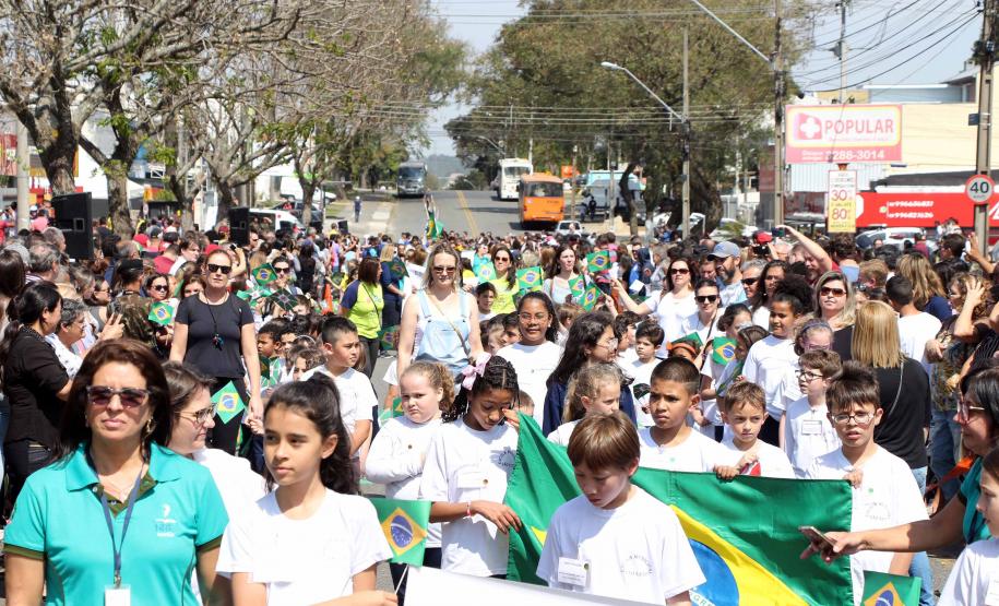 PM participa do desfile cívico-militar da Regional Fazendinha/Portão em Curitiba