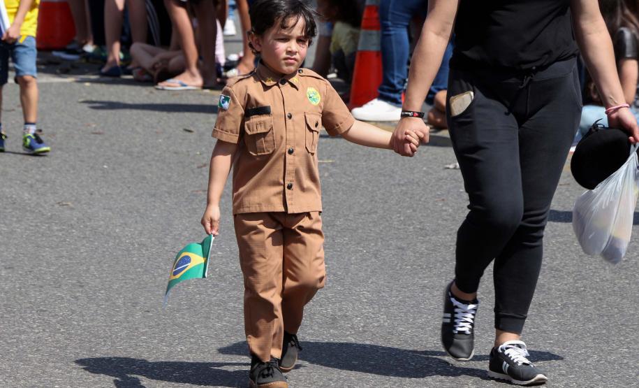 PM participa do desfile cívico-militar da Regional Fazendinha/Portão em Curitiba
