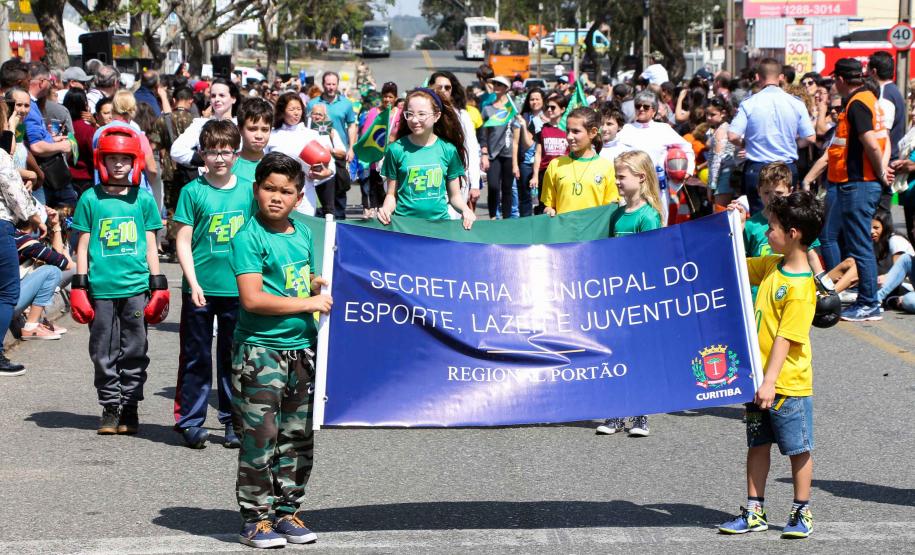 PM participa do desfile cívico-militar da Regional Fazendinha/Portão em Curitiba