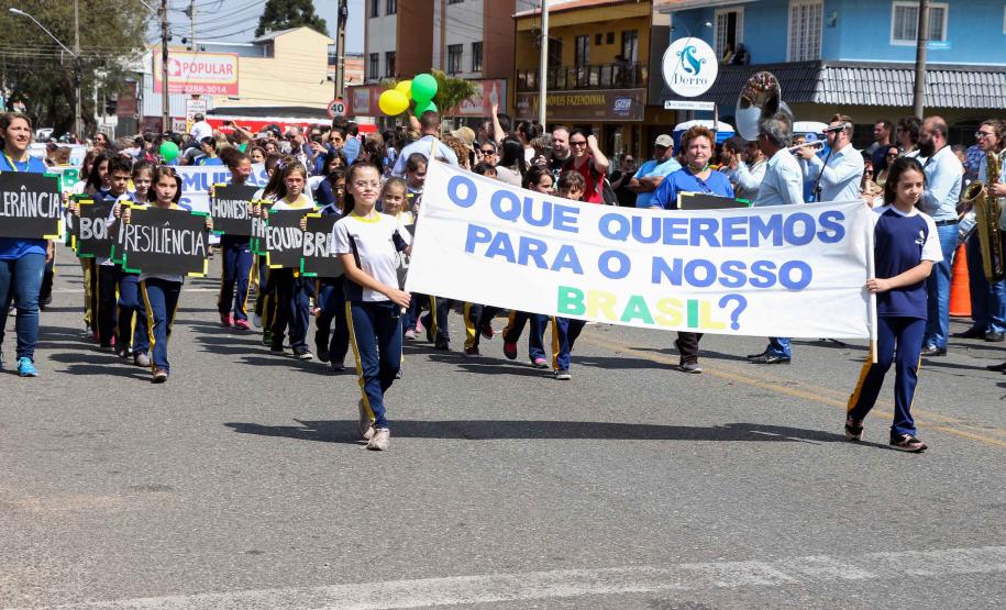 PM participa do desfile cívico-militar da Regional Fazendinha/Portão em Curitiba