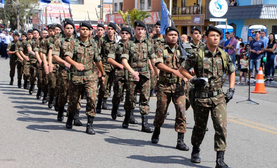 PM participa do desfile cívico-militar da Regional Fazendinha/Portão em Curitiba