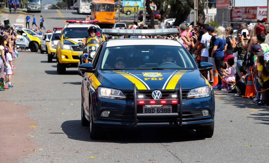 PM participa do desfile cívico-militar da Regional Fazendinha/Portão em Curitiba