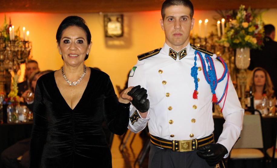 Baile do Espadim Tiradentes 2019 comemora início de formação de novos cadetes da Polícia Militar