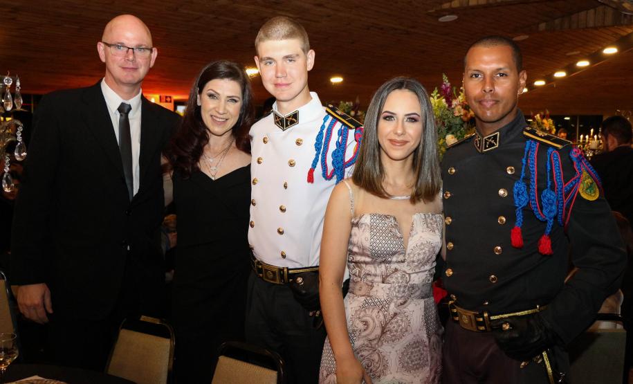 Baile do Espadim Tiradentes 2019 comemora início de formação de novos cadetes da Polícia Militar