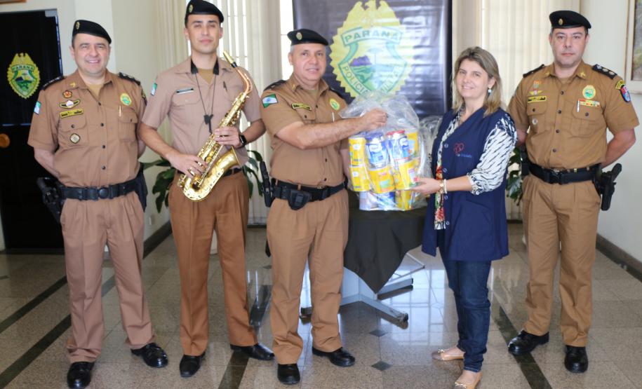 entrega dos leites a Associação Lar Moises.