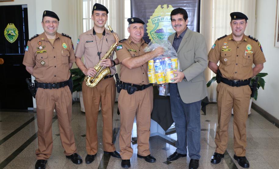 entrega dos leites ao Recanto Tarumã.