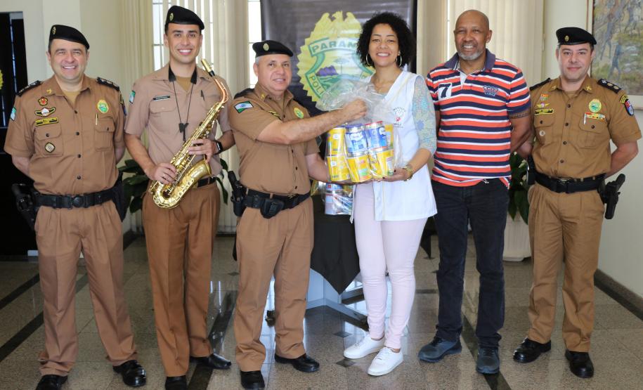 entrega de leita ao Instituto AMA.