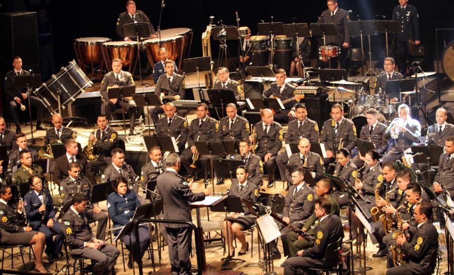 Segunda noite do Concerto da Banda de Música da PM surpreende público e é marcada por homenagens em Curitiba